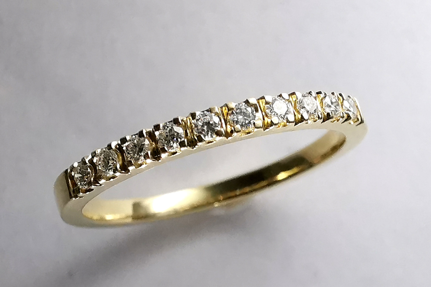 Ring besetzt mit Brillanten Ring besetzt mit Brillanten
