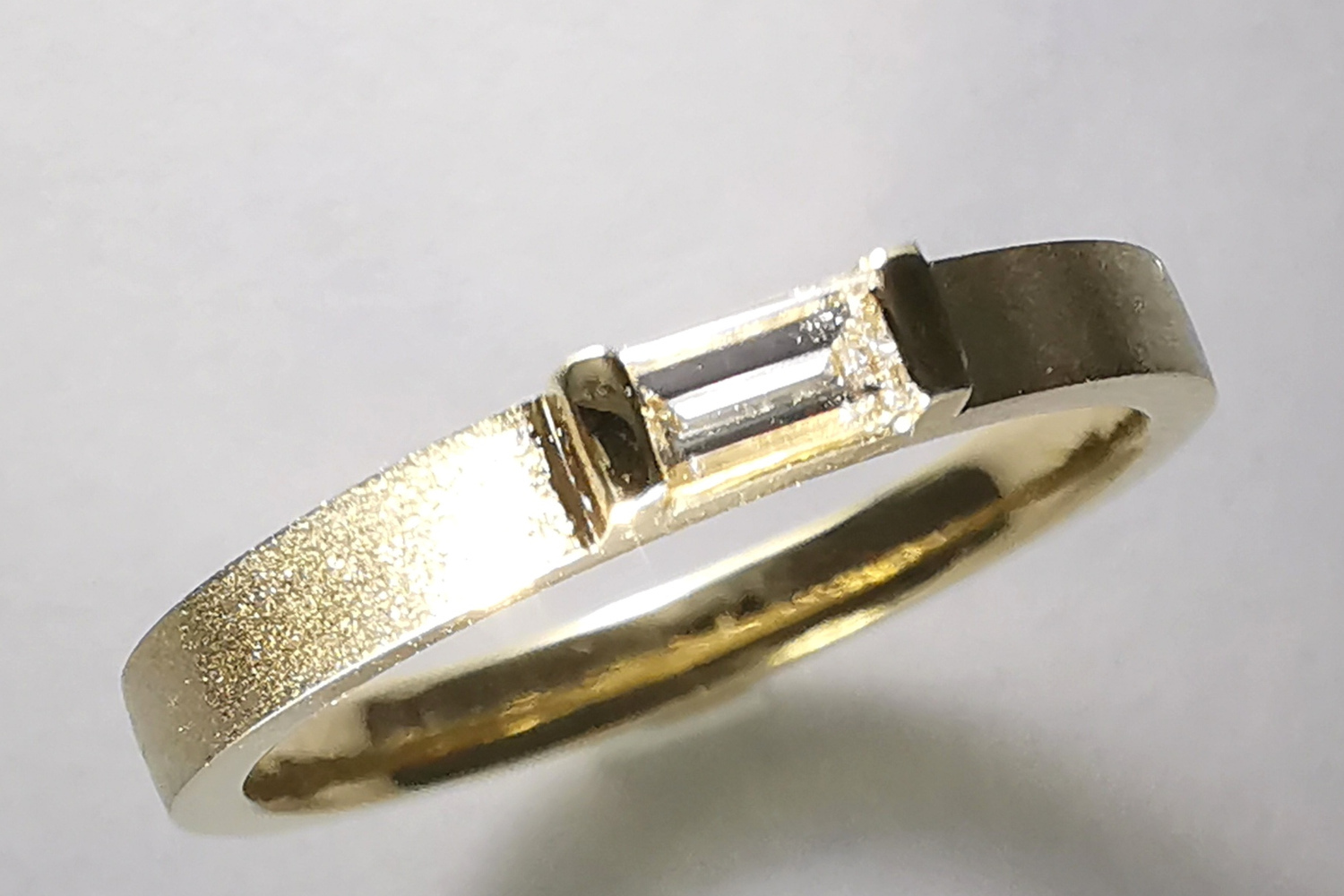 Diamantring mit Baguetteschliff Diamantring mit Baguetteschliff